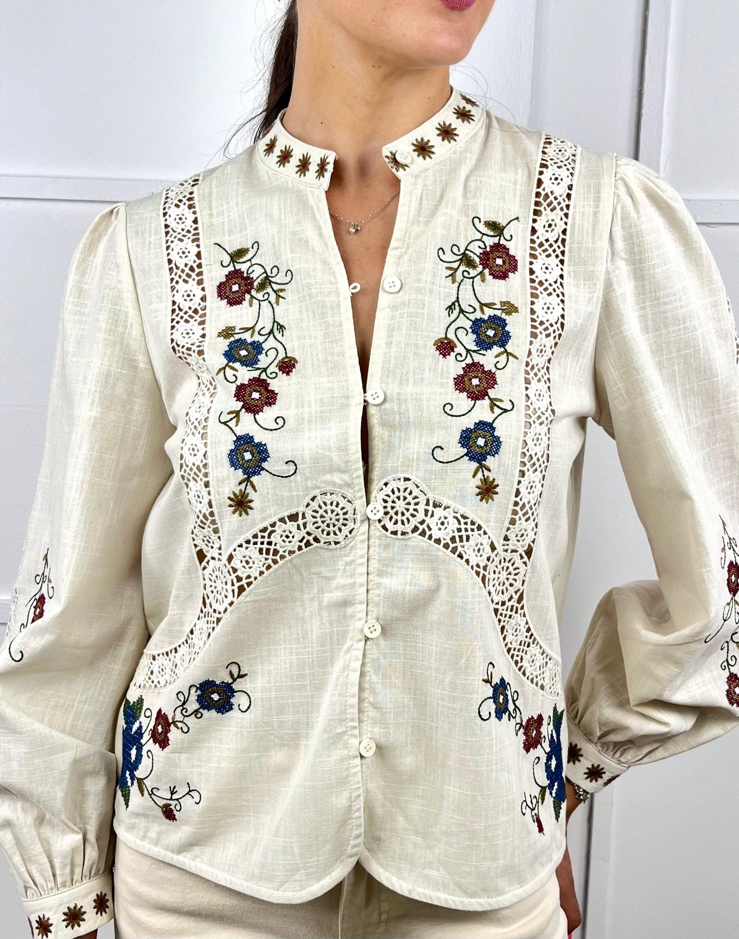 CAMISA BORDADA BEIGE