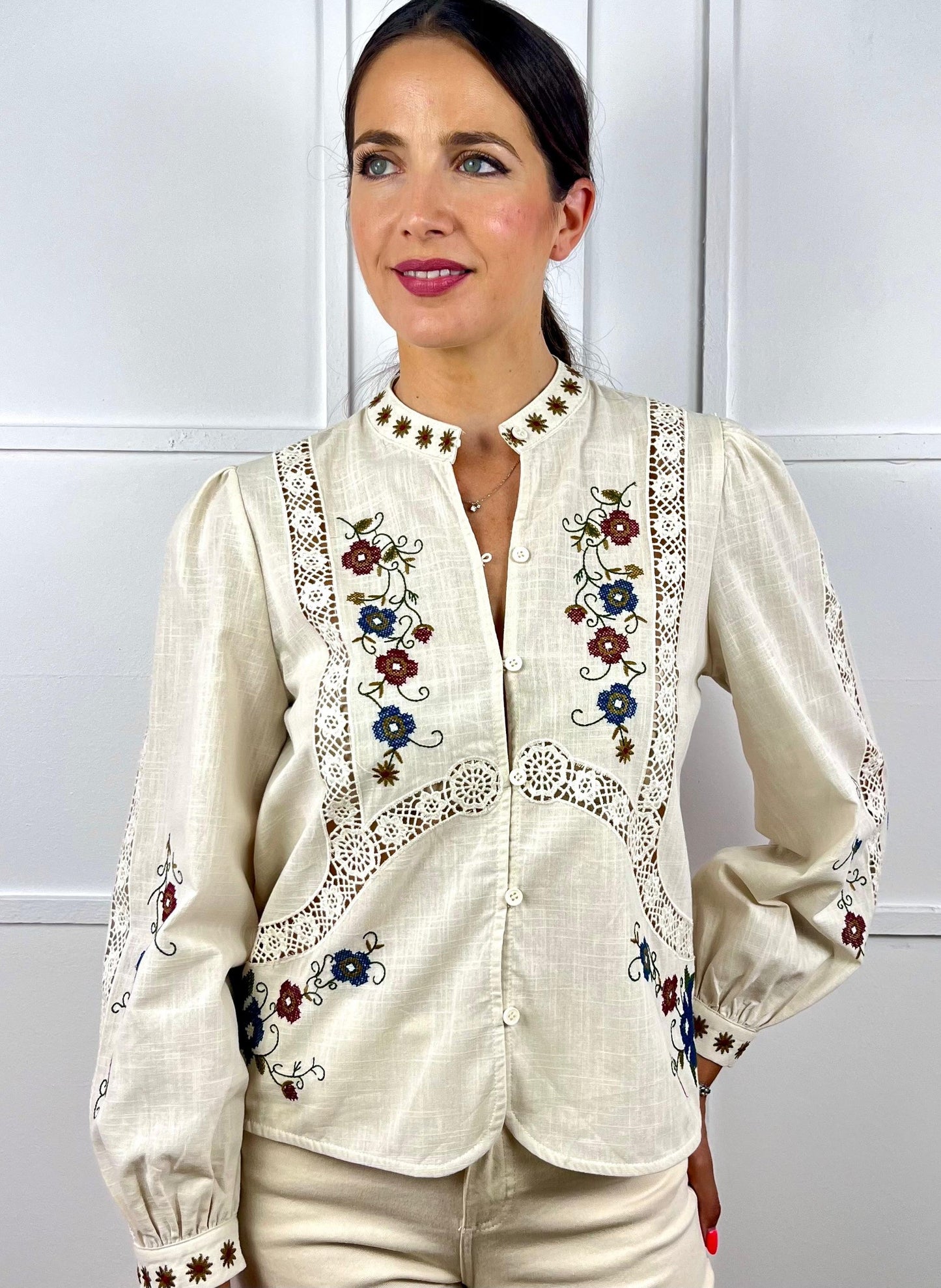 CAMISA BORDADA BEIGE