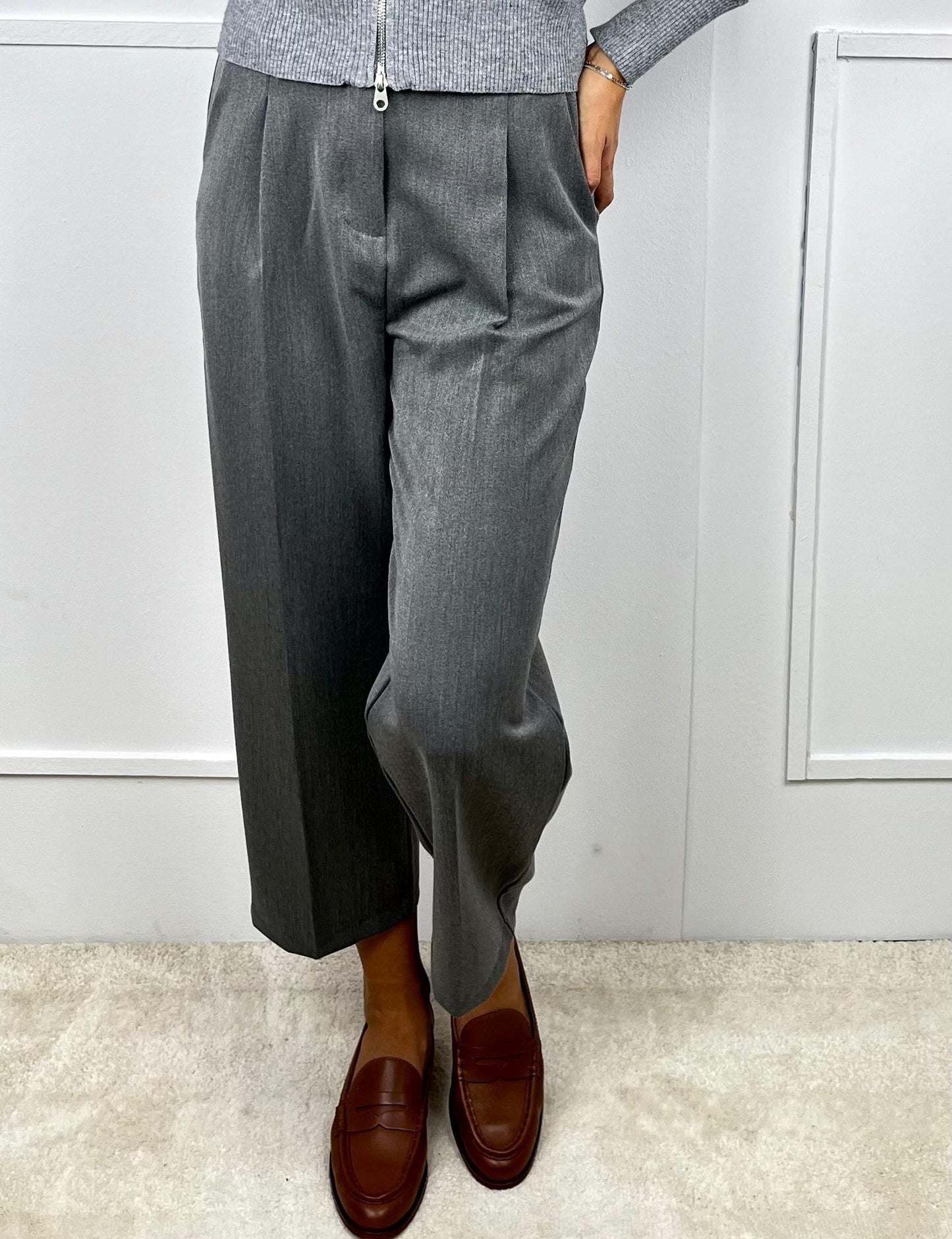 PANTALÓN PINZAS GRIS