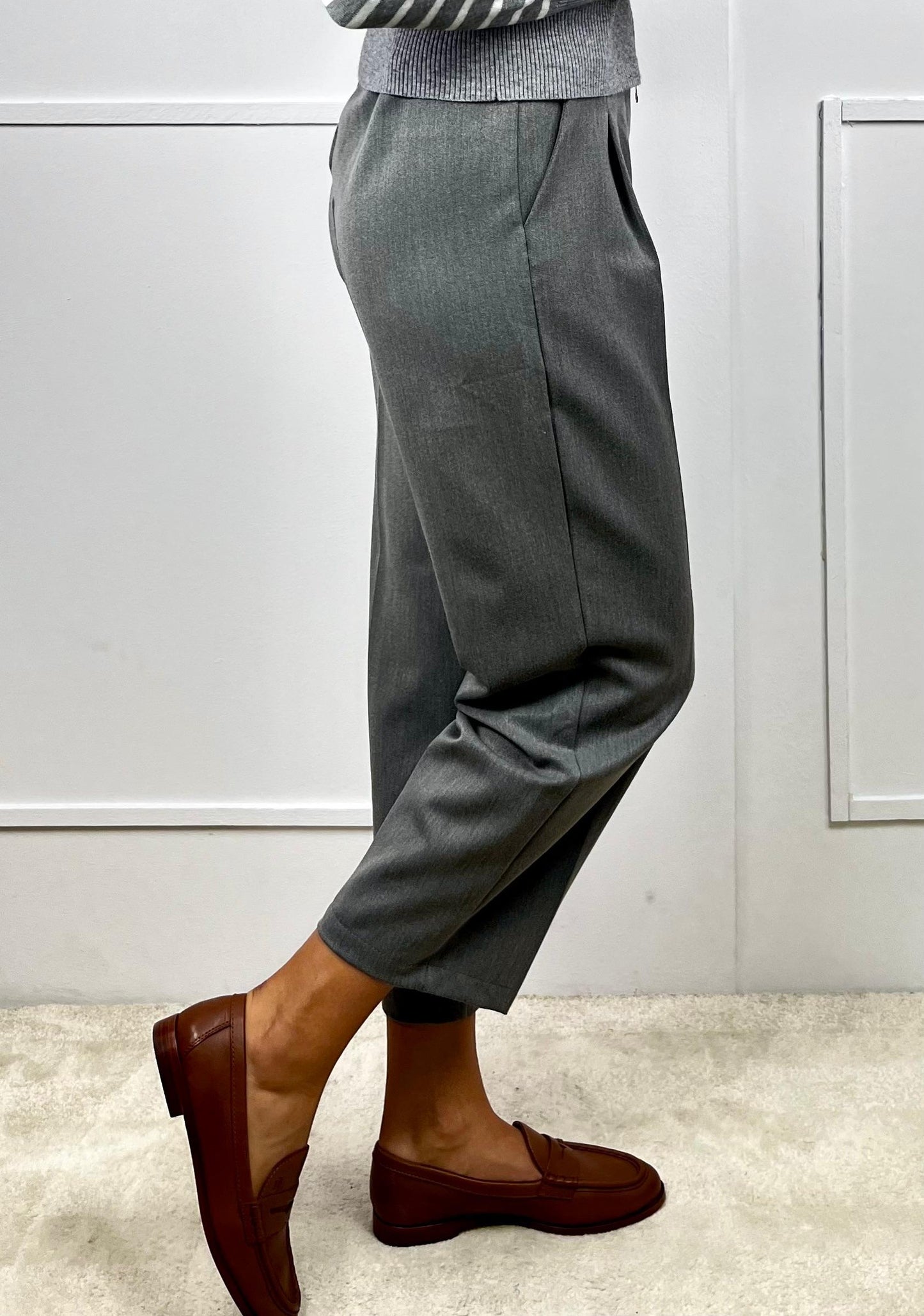 PANTALÓN PINZAS GRIS